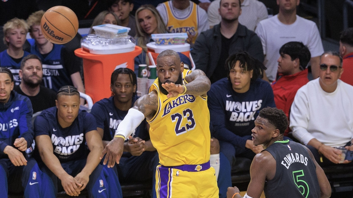 为迎接字母哥来湖人，詹姆斯或接受底薪，携2儿子夺冠创历史！