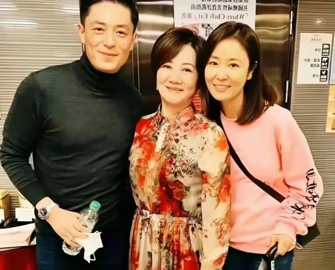 林心如全家照母女似姐妹











我的天哪！谁能相信这是母女？林心如