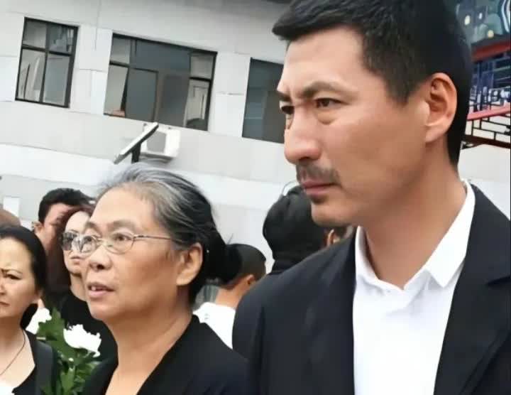 2012年，张子健参加前妻李婷的葬礼时的一幕，他眉头紧锁悲伤之情溢于言表，前妻李