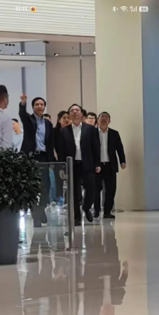 小米与比亚迪联手挑战一下行业排名也未尝不可。如果两家联手，那么手机，汽车，芯片，