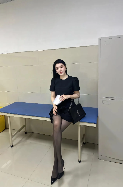 我不要活的太明白 我要做个快乐的人 看淡所有人和事 惜我之 我惜之 放弃的人 我