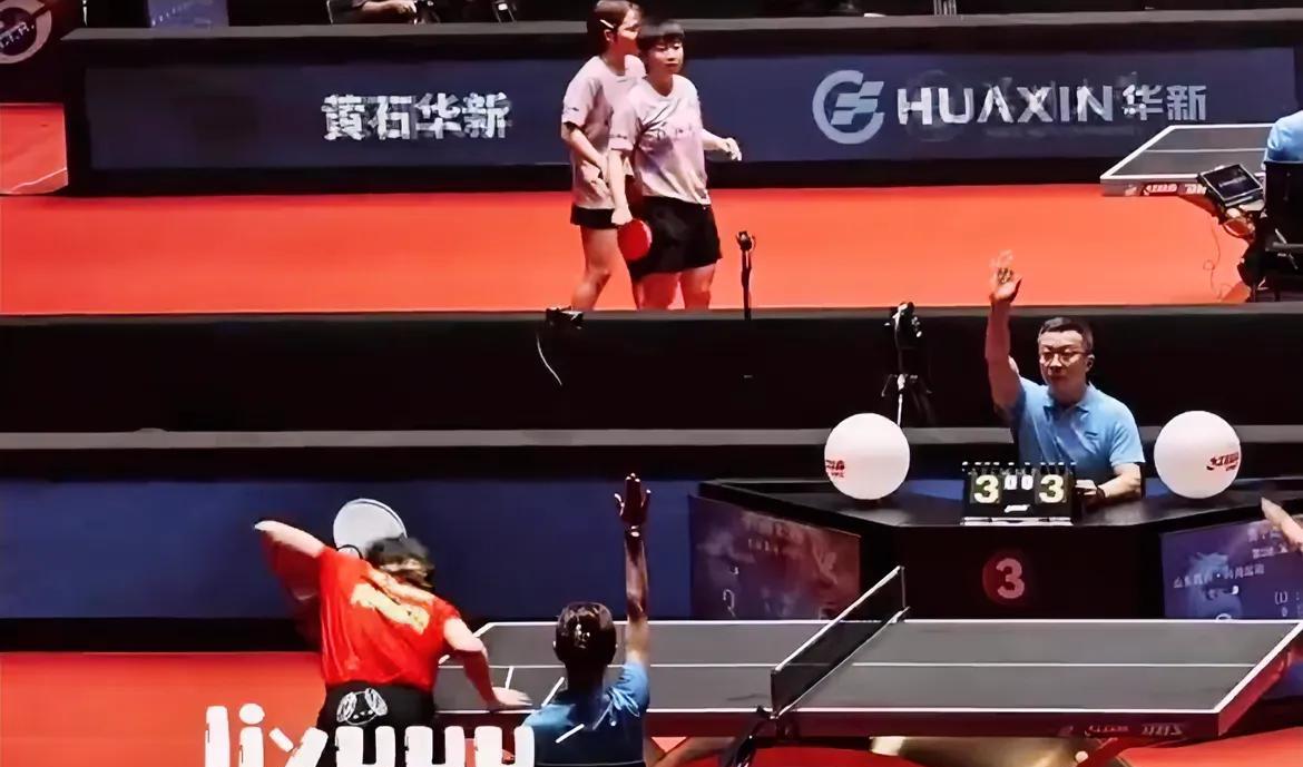 孙颖莎搭配平野美宇的女双比赛中，莎莎因为接球碰高，竟然乒乓球飞到了隔壁的王楚钦比
