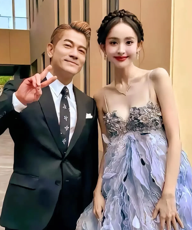 看起来真就像三十多岁的人，59岁的郭富城，这也太年轻了，一点儿也看不出来是近60