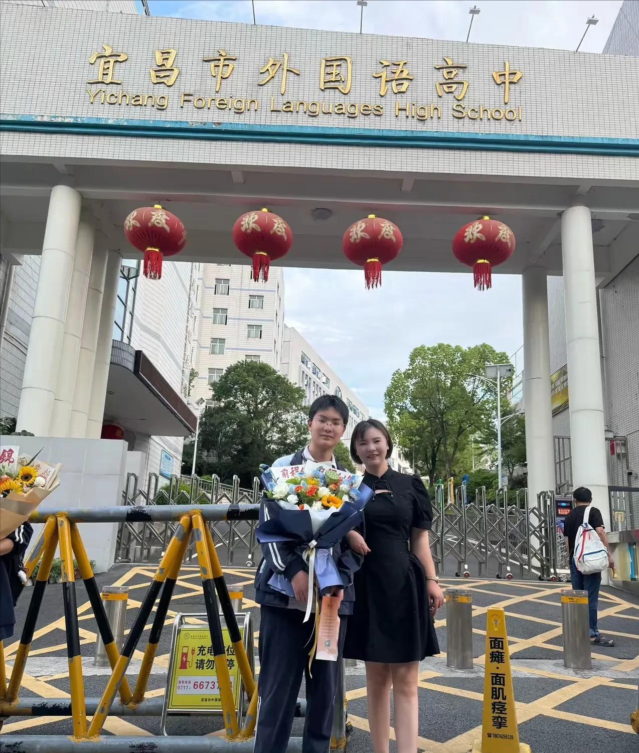 人到中年才会懂得早结婚生子的重要性！
图片上这位85年的母亲孩子今年已经参加完高