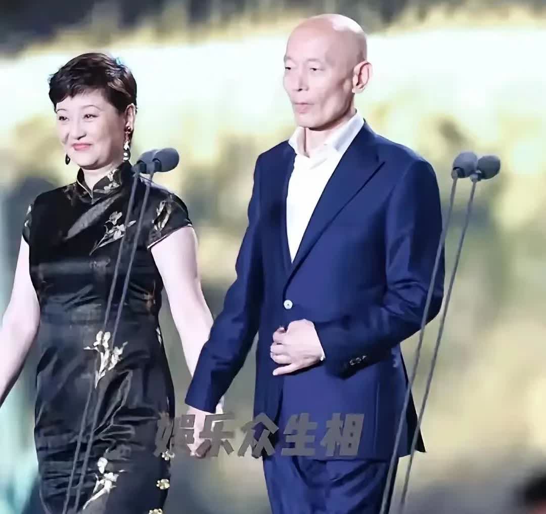 徐帆与葛优手牵手走上颁奖台，瞬间引发全场笑声。葛优一脸幽默地说道：“冯小刚导演没