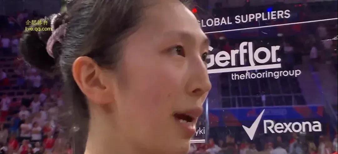 距离世界女排锦标赛仅剩27天，
李盈莹右脚依旧跛行。
原本脚掌平坦的她，
现在脚