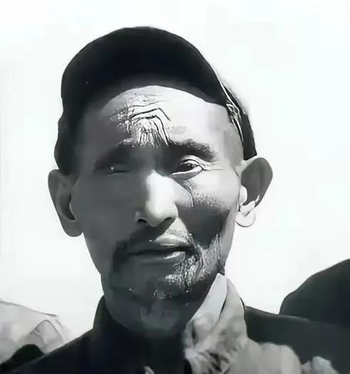 1952年大凉山深处，解放军从奴隶主手中解救出一名双眼溃烂的汉人。战士们看他挺遭
