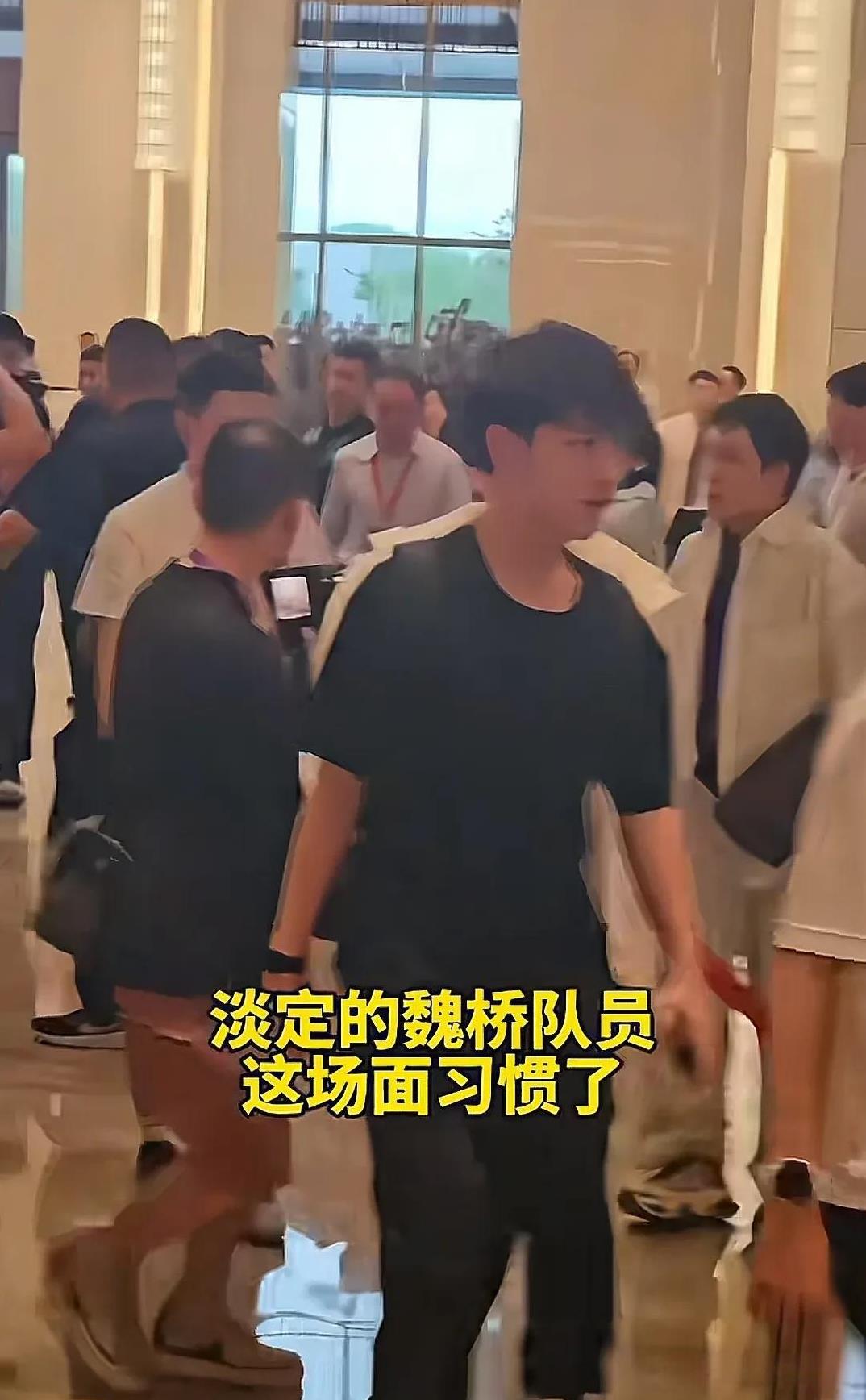 王楚钦来到山东邹平了，这场面依旧火爆，山东人也是相当热情，被保安保护的魏桥队员们