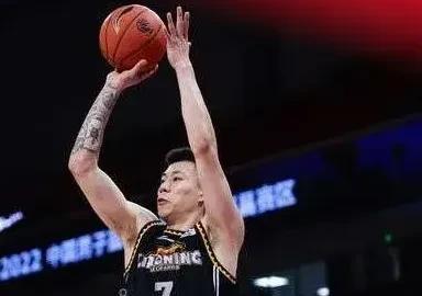 邹阳、付豪有望补招——张镇麟因伤暂退国家队，中国男篮锋线告急！
继曾凡博因腰伤治