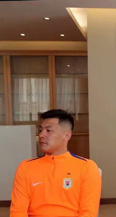为了掩饰这一身的纹身，只能穿着长袖衣裤参加会议……既然选择了，就要用章程的标准要