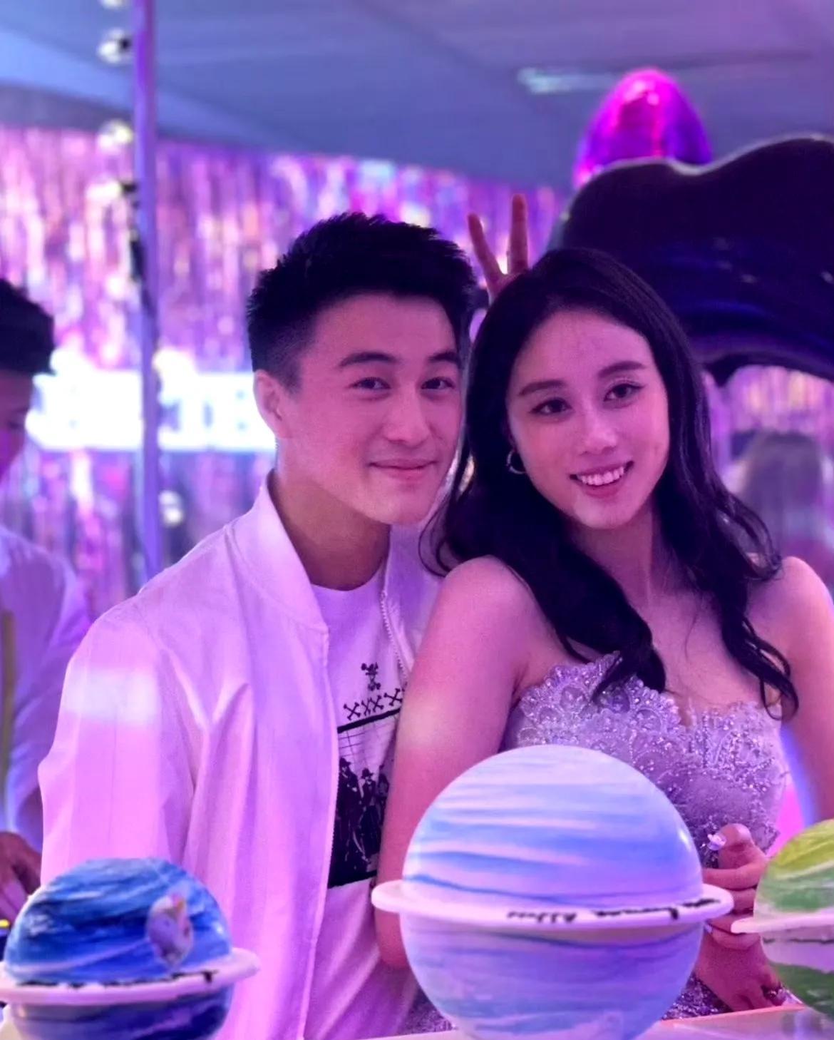事实上，何猷君与何超欣作为赌王家族备受关注的一对兄妹，多年来的互动始终流露着亲密