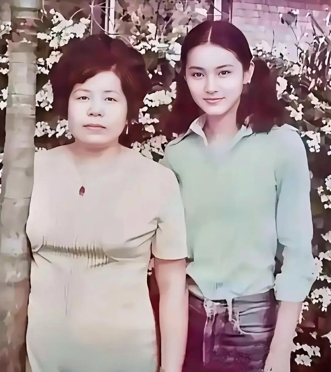 1973年，19岁林青霞与母亲留下这张旧照。
