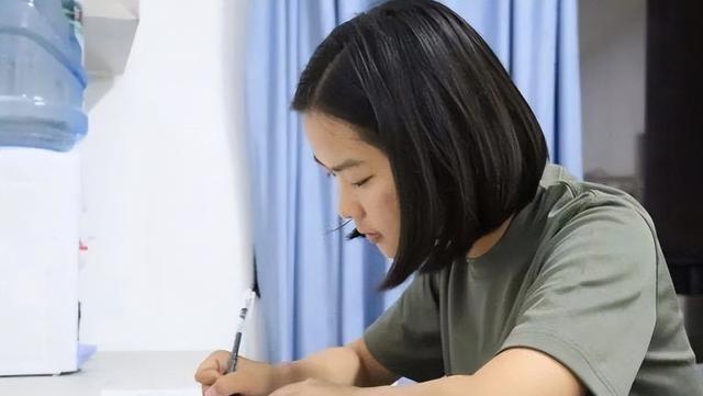2019年，云南668分女孩李盈，选择国防科技大学，不料最终因1分之差，与国防科
