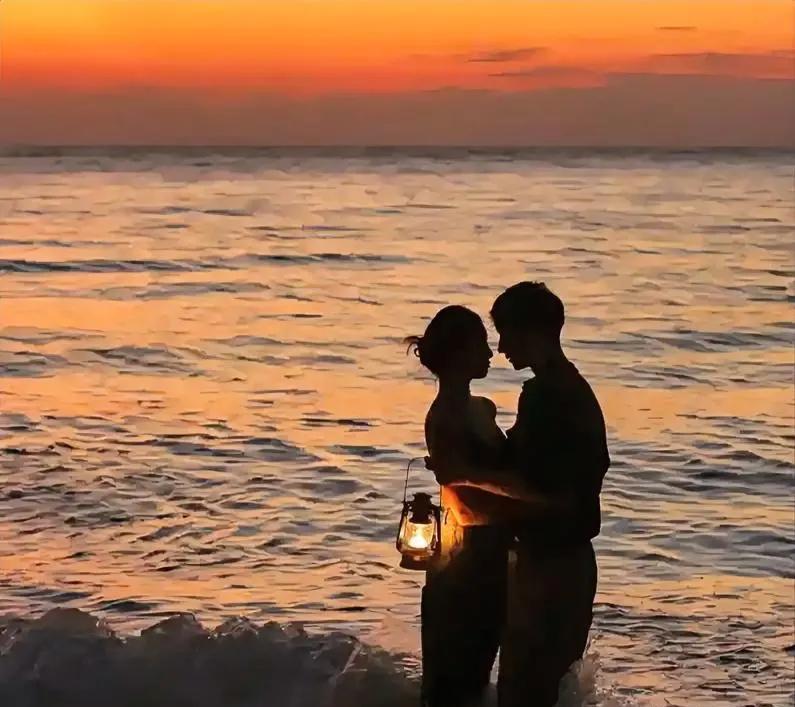 小玩笑藏着大问题：婚后夫妻俩的日常对话背后是什么现象。
那天午休时我躺在床上刷手