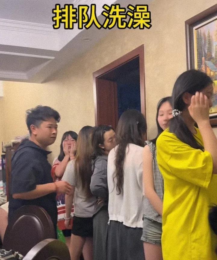 16个外甥的舅舅，

最大的麻烦出现了，

不是没钱养孩子，而是一到晚上