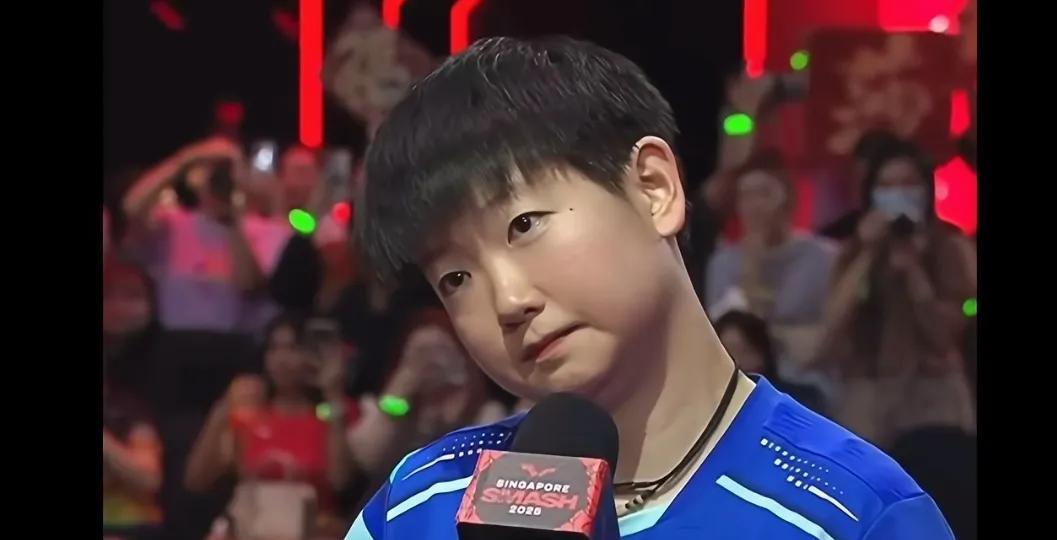 几个人能抗住这样的歪头小莎。
小女孩随时随地奉献可爱的表情包，采访时，比赛时，散