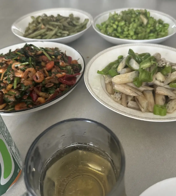餐馆生意不好的真相！

今天老公发工资，到手9000多。他兴奋地说：“走，中午下