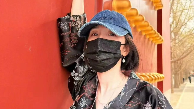 杨幂现身寺庙被偶遇，五一竟未赴港陪女儿，10岁小糯米美似妈妈？