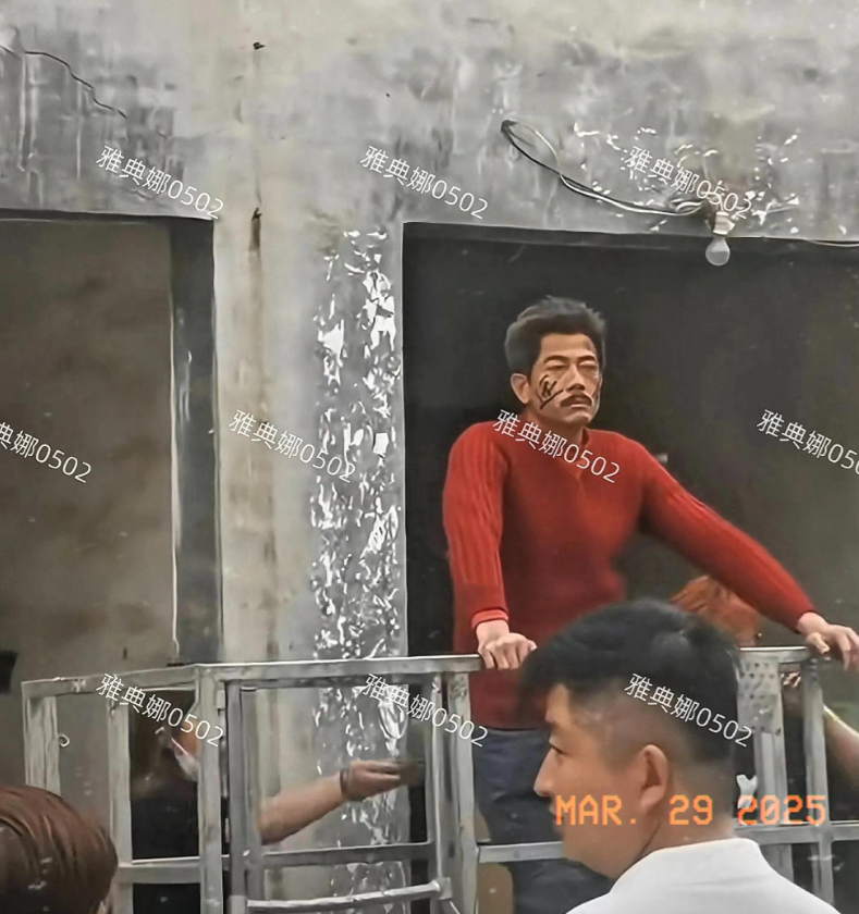 脸上写着还钱两个郭富城在干嘛？原来是在拍戏，朴实的造型很传神
即将满60岁的郭富