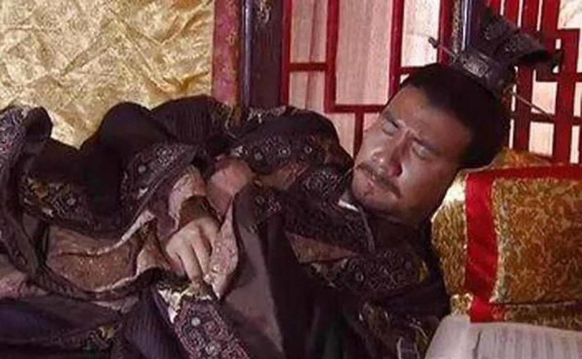 1385年科考后，朱元璋把前几名的卷子扔到一边，然后不停地翻，翻到丁显的卷子，朱