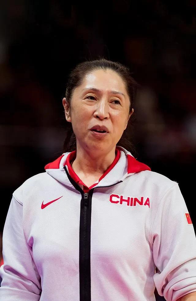 中国女篮不敌日本女篮无缘亚洲杯决赛。
郑薇:希望年轻的中国女篮姑娘们吸起失败的教