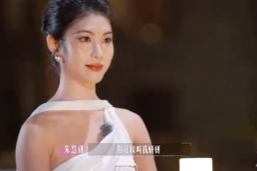 朱慧妍的反应就是我！前一秒困到打哈欠，吴冠颉一出场直接两眼放光，这变脸速度，简直