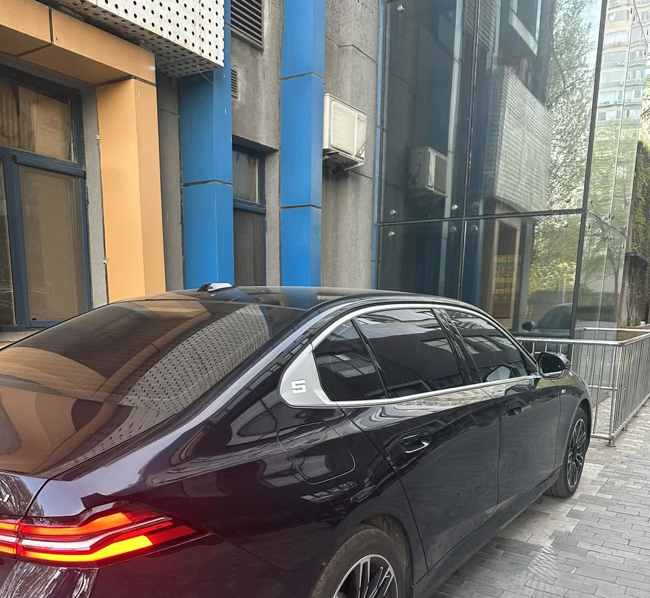 购买宝马530Li已满半年，不吹不擂，总体的感受是：越看越喜欢，越开越好开”。高