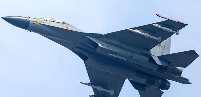 2013年，飞行员顾博和张晓松驾驶歼-16进行高空试飞，途中发动机突然发出巨响，