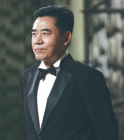 一次，主持人问陈宝国：“知道您拍戏赚钱，我跟您借点钱行吗？”没想到陈宝国说：“我