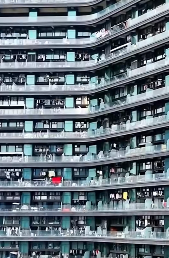 直播网红批量撤离杭州
人去楼空的照片，就像北京的天气，
批量撤离的速度，就像秋风