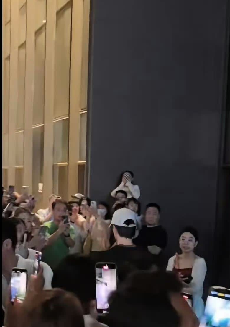 昨天晚上外出吃饭归来的高远、图图被堵在下榻酒店的门口了[捂脸]。
酒店门口到处