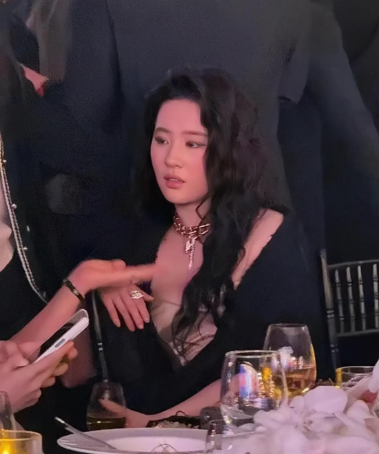 刘亦菲晚宴上被拍到微醺状态，红红的脸蛋有些醉意，美丽动人有女人味。