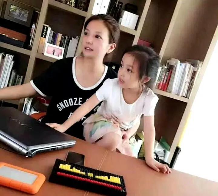 赵薇的女儿小四月的近照很多人觉得她颜值不如妈妈，长相普通，没有继承妈妈的高颜值。