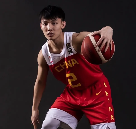 考辛斯：听说你们缺中锋，你看我行不？

徐杰：不好意思，我就是中锋！

广东队热
