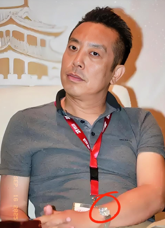 罗永浩这次连夜就跑去香港，
真不是一般的脚底板发凉！
你仔细看贾国龙面相就会发现
