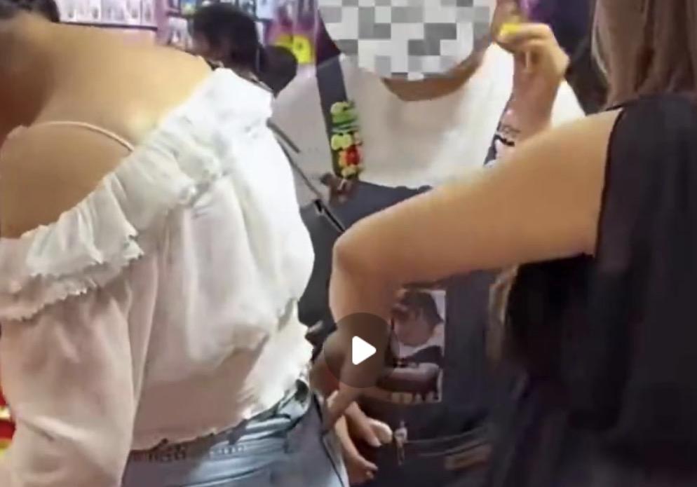 在中国街头碰瓷路人的哈萨克斯坦女网红，她终于是公开道歉了！
只是这个道歉，不是咱