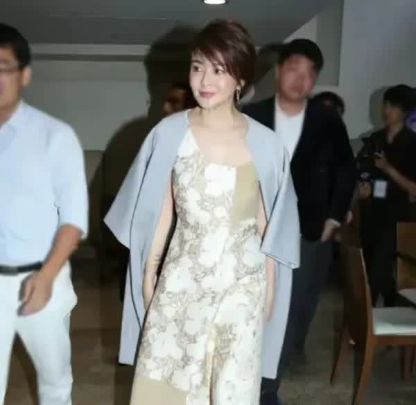 五月一日，北京网友在王府井步行街头偶遇了香港女明星关之琳。只见她皮肤紧致，白里透