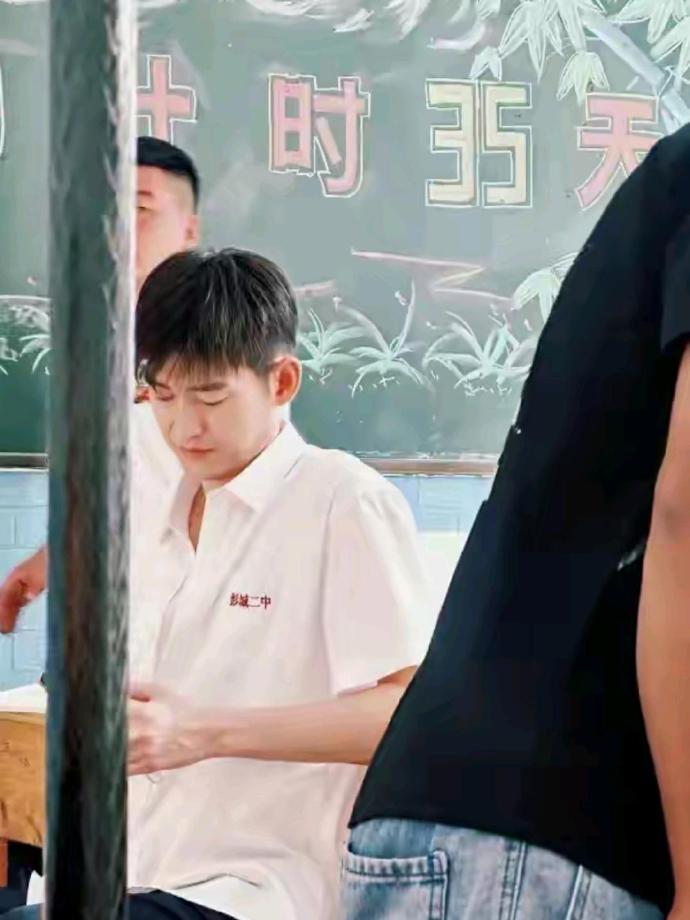 41岁张翰仍挑战高中生角色，违和感拉满的设定实在难让观众共情。国内剧作若一味执着