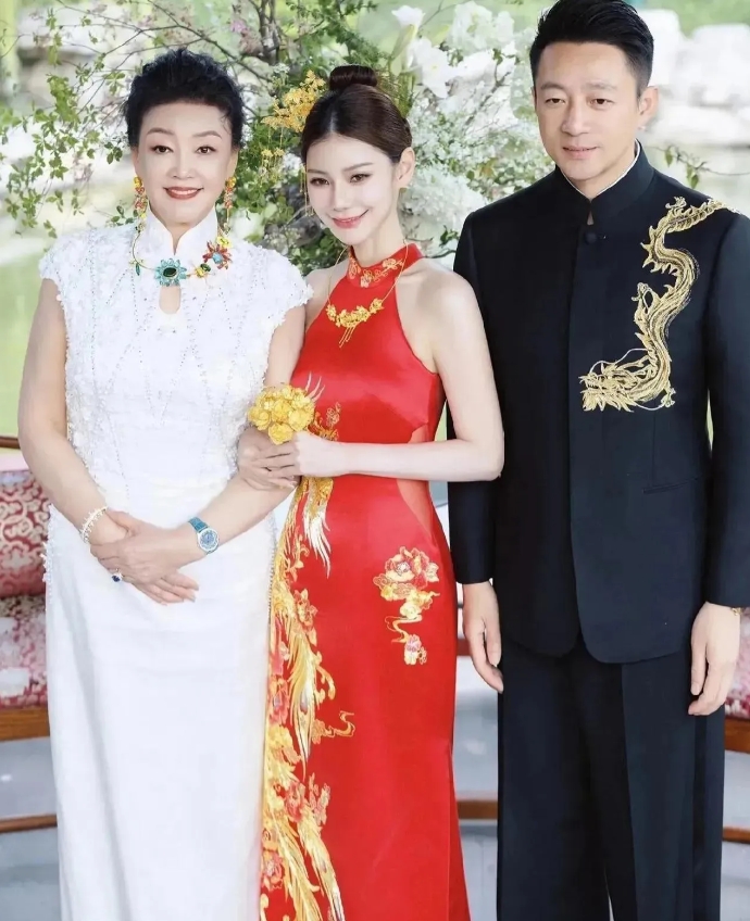 马筱梅挽着婆婆张兰拍照，现在两人关系够好的呀！张兰和亲家母也是亲昵的坐在一起，肢