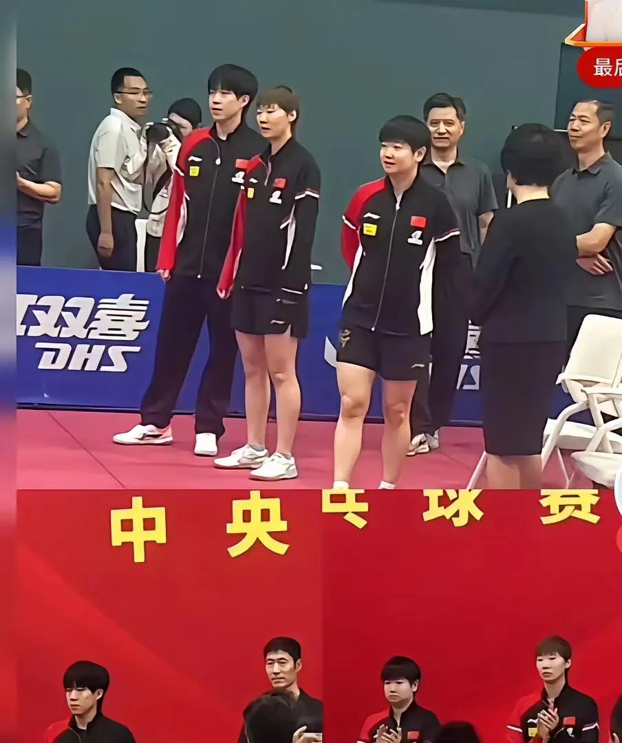 王励勤这是实在没办法了吧？难得带莎莎去出席活动了。
估计没有莎莎，难有热度和影响