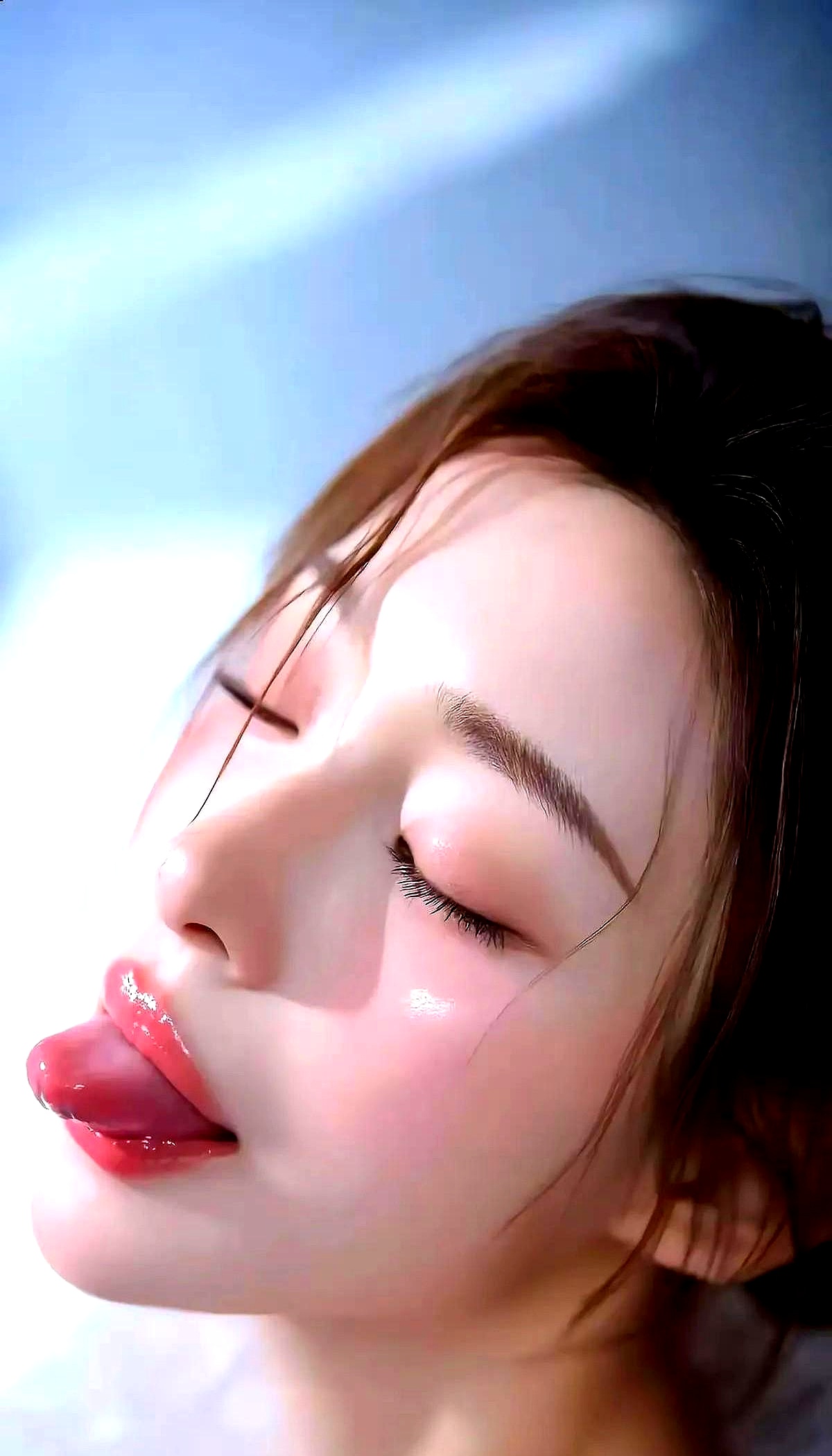 小林最近变了，以前恨不得把自己塞麻袋里，现在天天花枝招展。碎花裙、小西装，连头发