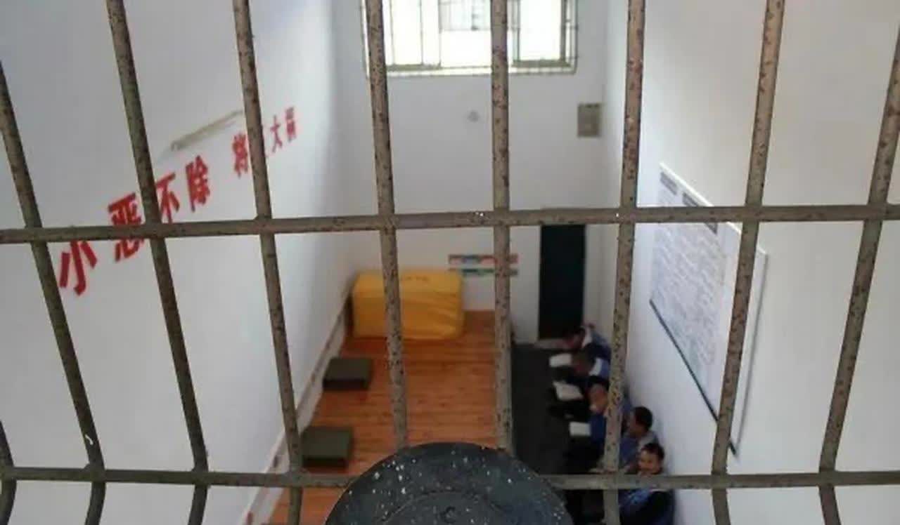 “驾驶证拿出来看一下，”当我骑着摩托车叼着烟悠闲的在马路上闲逛时，一位交警骑着摩