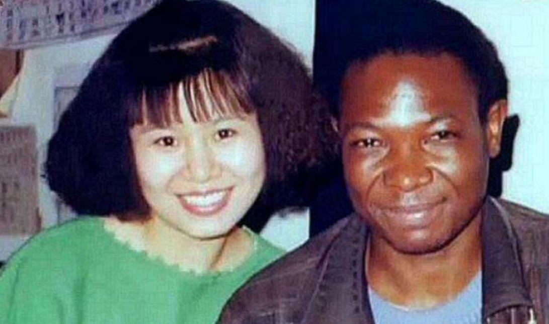 1996年，清华才女王丽红不顾父母反对远嫁乌干达老公，婚后生四个子女，被生活摧残