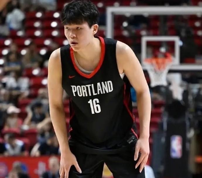 杨瀚森提前退出NBA夏季联赛可能原因如下：
1、保护球员，开拓者中锋球员伤病问题