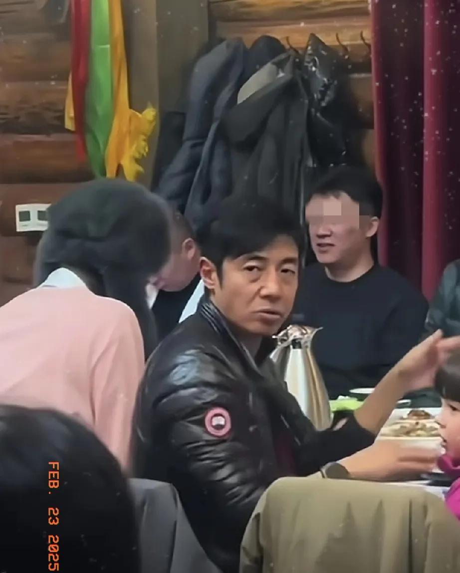 路人镜头下的撒贝宁，眼袋大得惊人!
        路人镜头下的撒贝宁，无美颜无