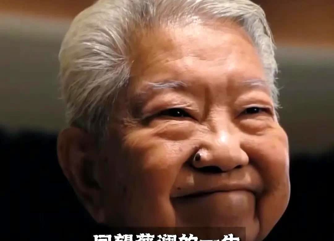 金庸曾这样评价过蔡澜：他通晓吃喝玩乐，精于酒色财气。

家有美妻，却每年都有