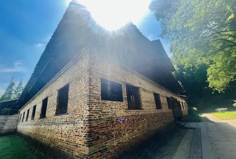 景德镇瓷器烧制可是门学问。首先得选料，像高岭土、石英、长石这些优质原料，要精心筛