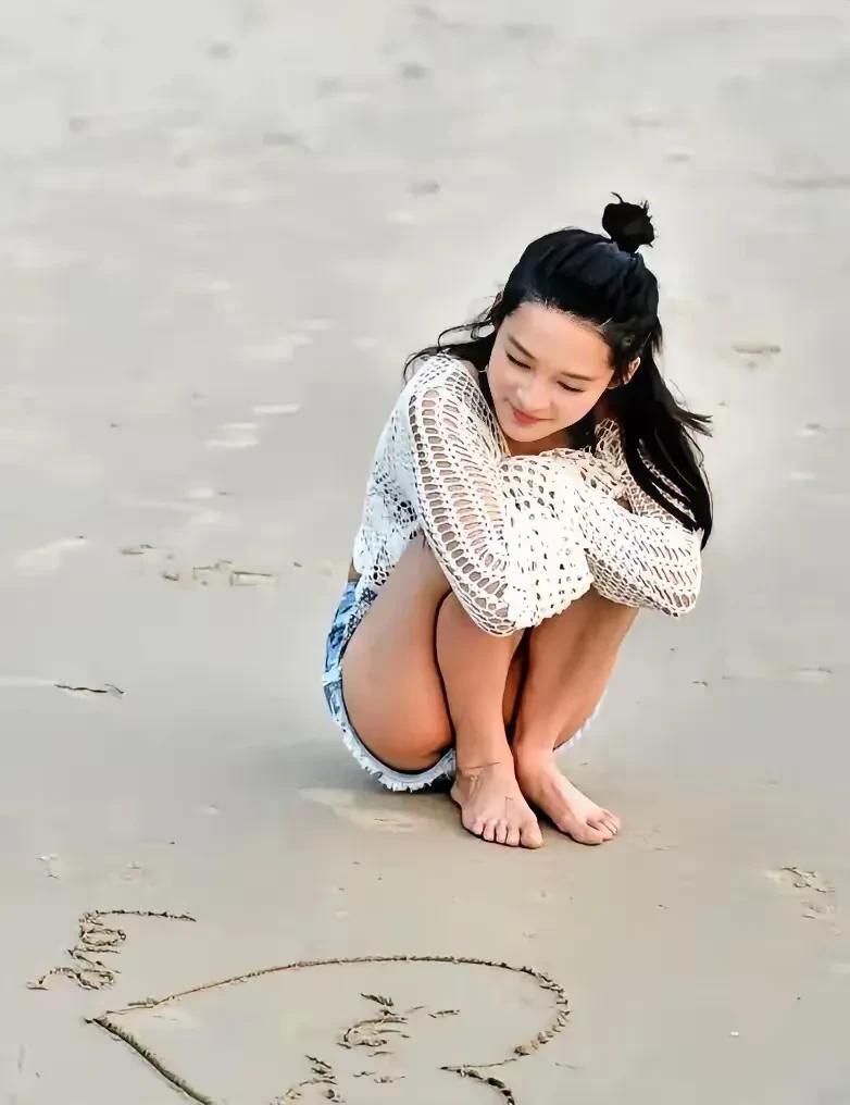 李沁，身高166cm，拥有一双令人称羡的美足。她的脚型纤细而匀称，最为引人注目的