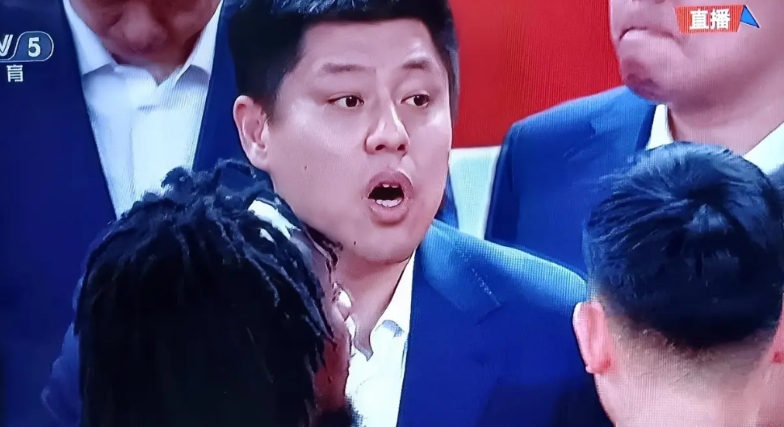 潘江这个教练当得真窝囊，敢怒不敢言。明知道有球员出功不出力，耍大牌，却不敢直接点