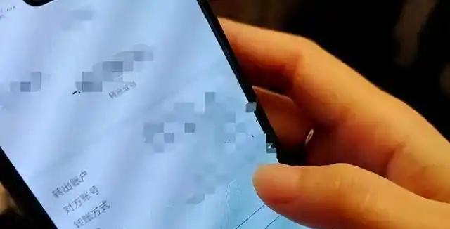 广东一男子因为欠了朋友工程款，向一位工厂老板借10000元准备还给朋友，谁知工厂